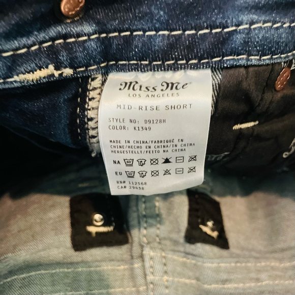 Miss Me RARE Floral Pocket
Styling Embroidery Gemstone Mid-Rise Short sz 28 NWT - Picture 11 of 12